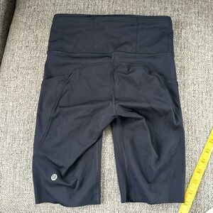 Lululemon Women’s Black Cycling Shorts with Pockets Size 2